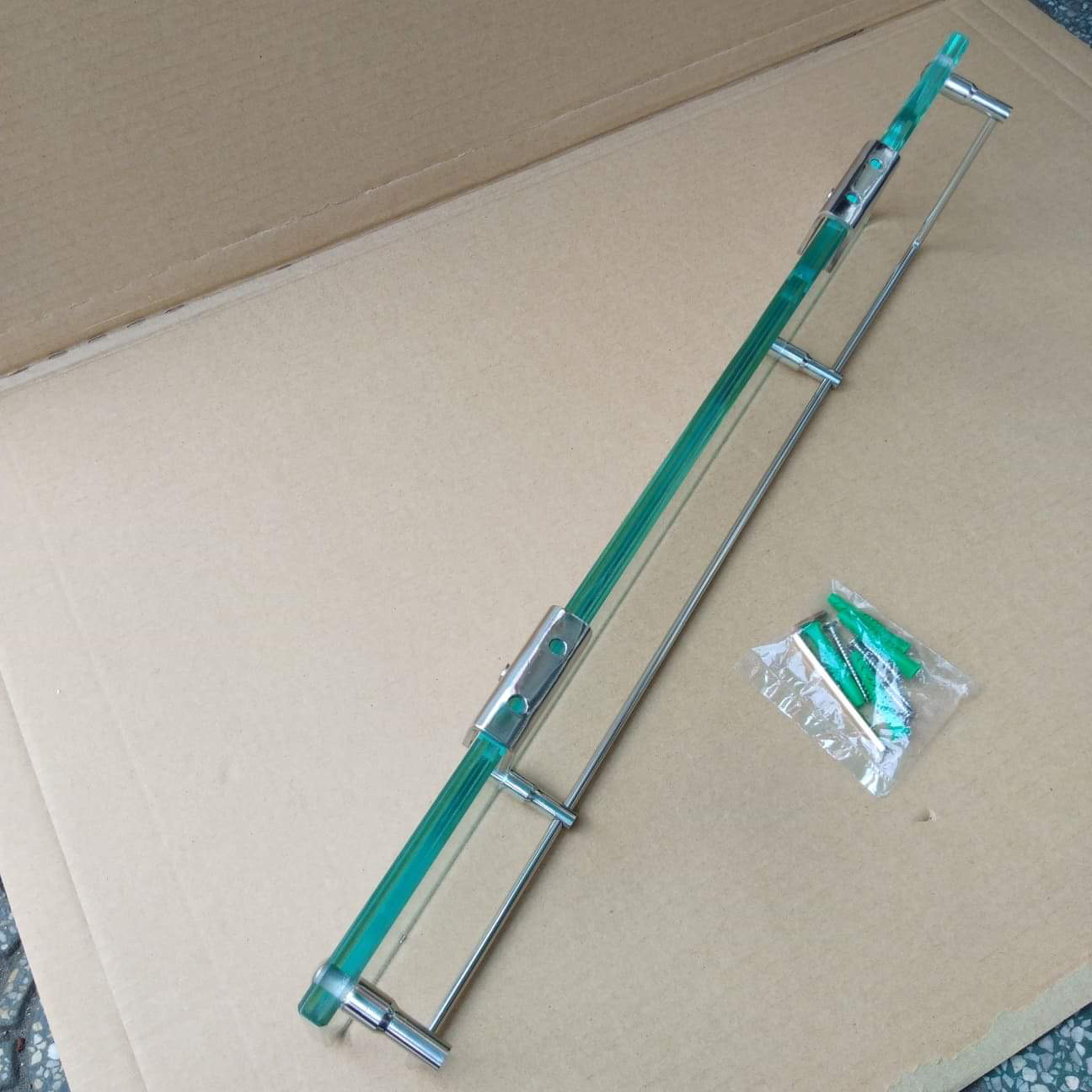 Kệ kính nhà tắm inox 304, chân được tiện Lục Bình rất đẹp.