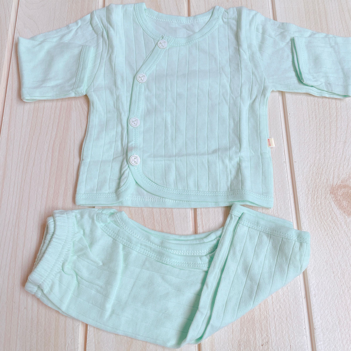 Set đồ sơ sinh cotton 18 chi tiết mùa xuân hè thu cho bé trai và bé gái (3 bộ bồ, 1 yếm choàng lớn, 1 gối, 1 yếm tròn nhỏ, 1 yếm tam giác, 4 khăn sữa, 1 mũ, 1 đôi tất tay, 1 đôi tất chân)