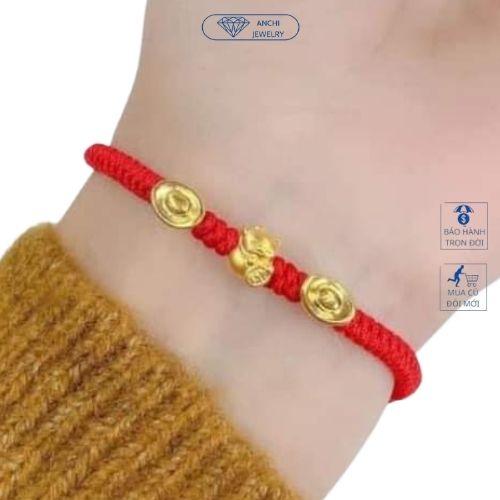 Vòng tay charm vàng dây bện chỉ đỏ charm mèo thần tài thỏi vàng, Anchi jewelry