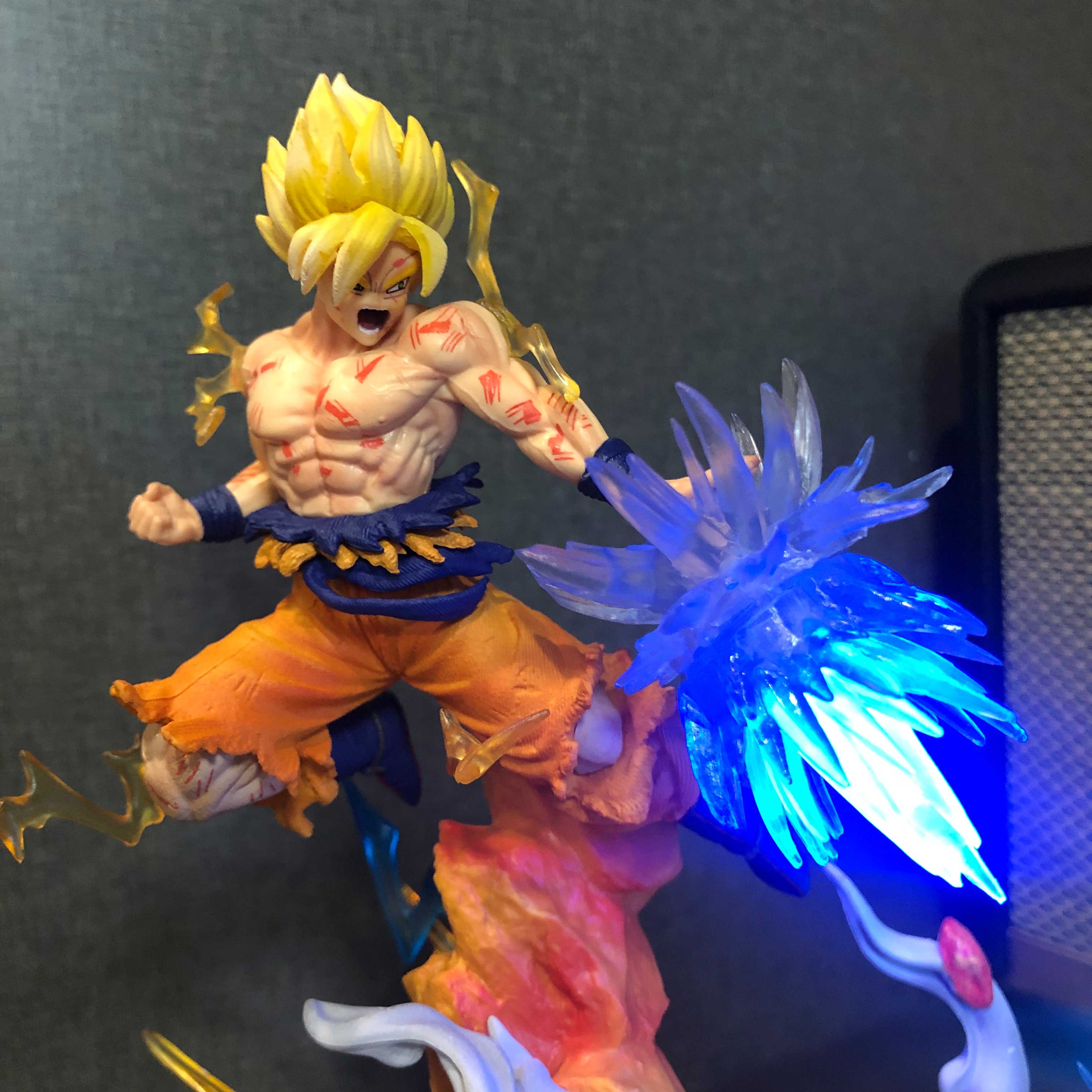 Mô hình Goku vs Frieza 20 cm có LED - Dragon Ball