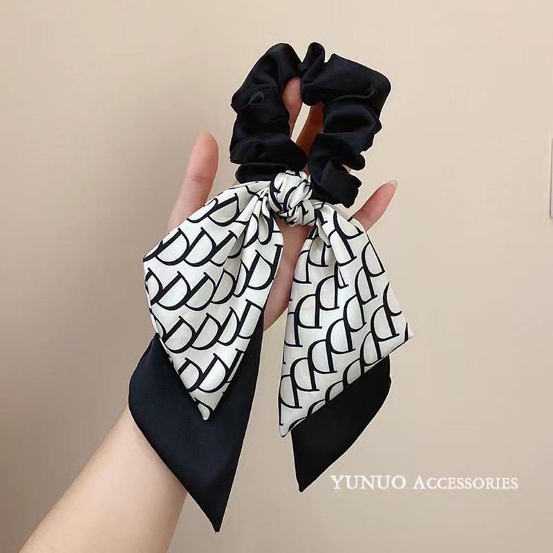 Cột tóc vải satin in chữ D