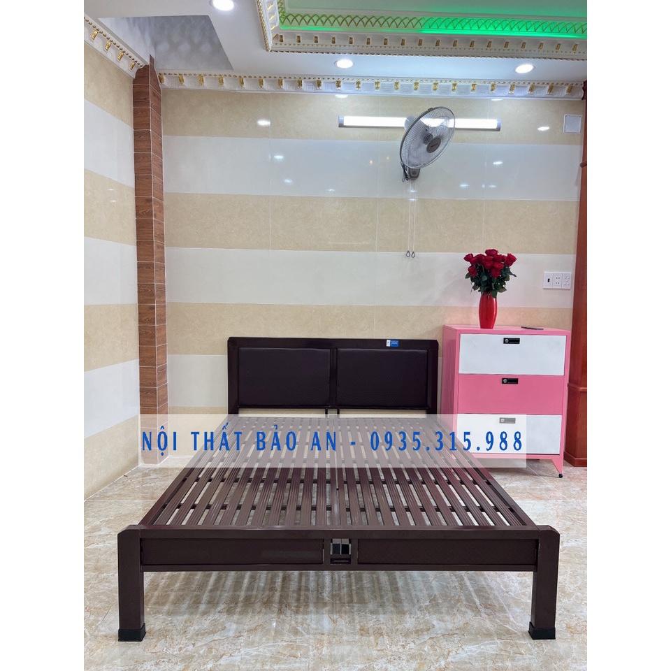 Giường sắt giả gỗ đầu vuông 1m8x2m
