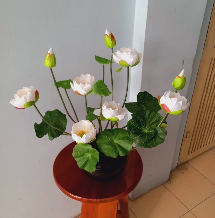 Hoa lụa, Bó hoa sen giả kèm nụ và lá sen dùng để trang trí nhà cửa, văn phòng, nhà hàng, trưng bày ở ban thờ gia tiên, ban thờ phật