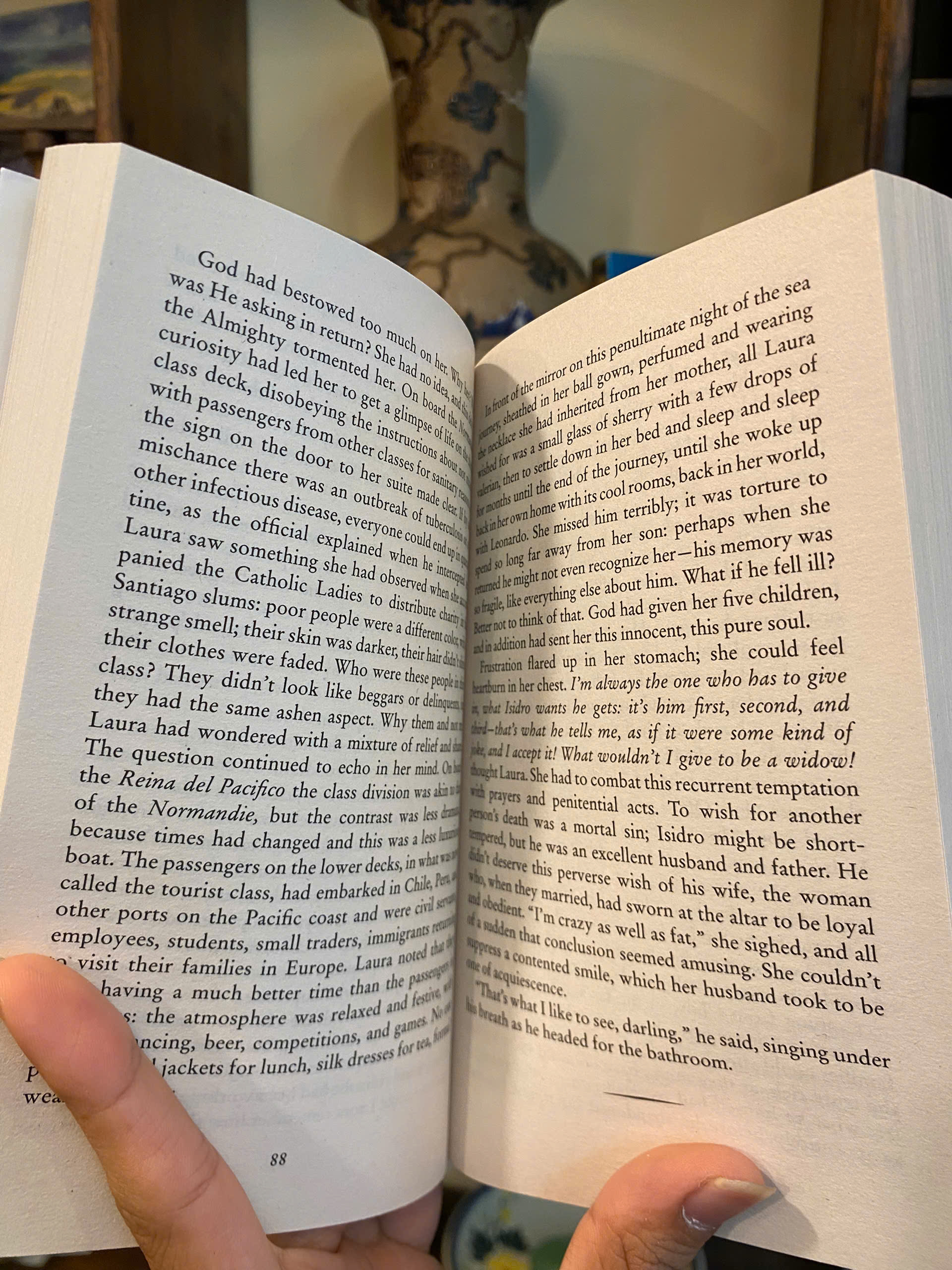 Sách - A Long Petal of the Sea by Isabel Allende - Historical Fiction/Fiction/Book Club - Ngoại Văn