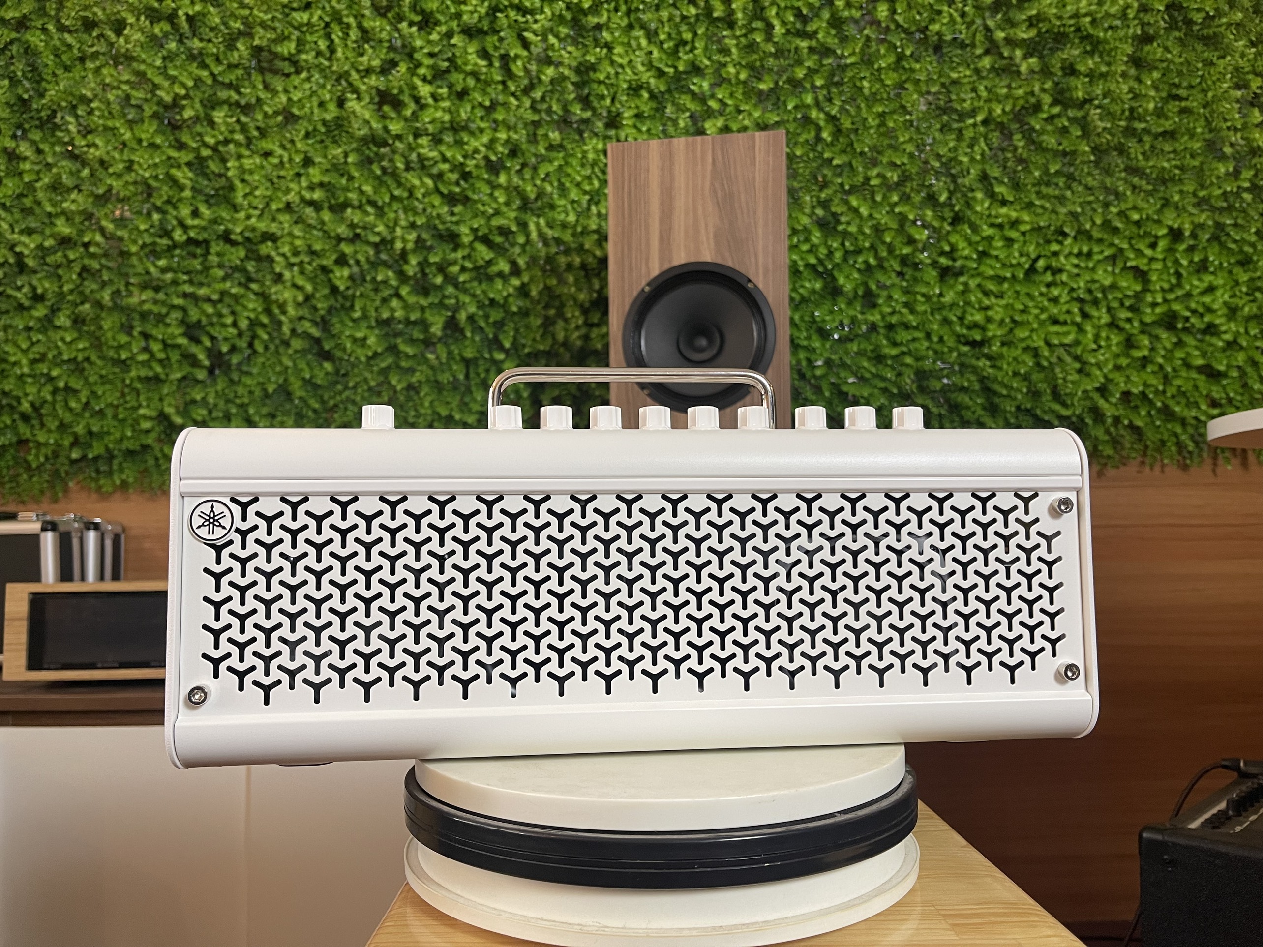 Ampli Guitar Yamaha THR30II Wireless White (màu trắng)