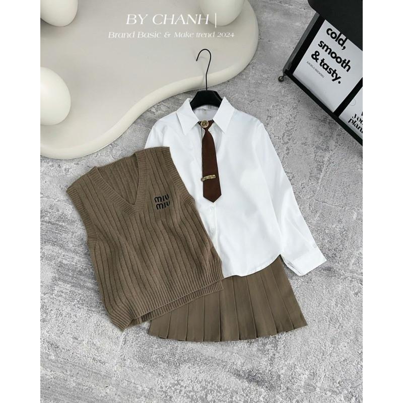 Set Miu miu 4 món sơ mi trắng mix gile len kèm cavat phối chân váy xếp ly cùng tone năng động  LINN BY JO