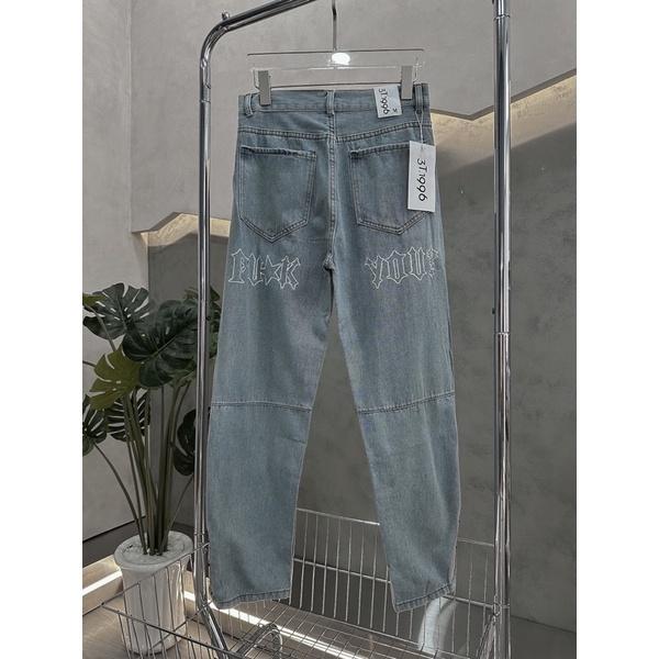 Quần jeans xanh baggy nam có thêu chữ in nút dưới ống
