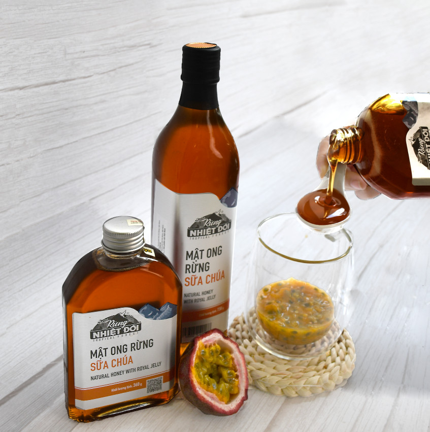 Mật ong rừng sữa chúa – Rừng Nhiệt Đới chai 730g có vị ngọt đậm thơm hương sữa ong chúa