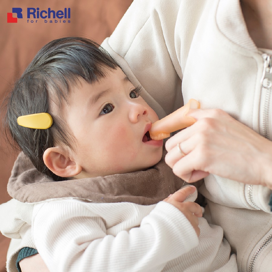 Rơ lưỡi Silicone Richell giúp mẹ chăm sóc và vệ sinh răng miệng cho trẻ cả thời điểm trước khi mọc răng