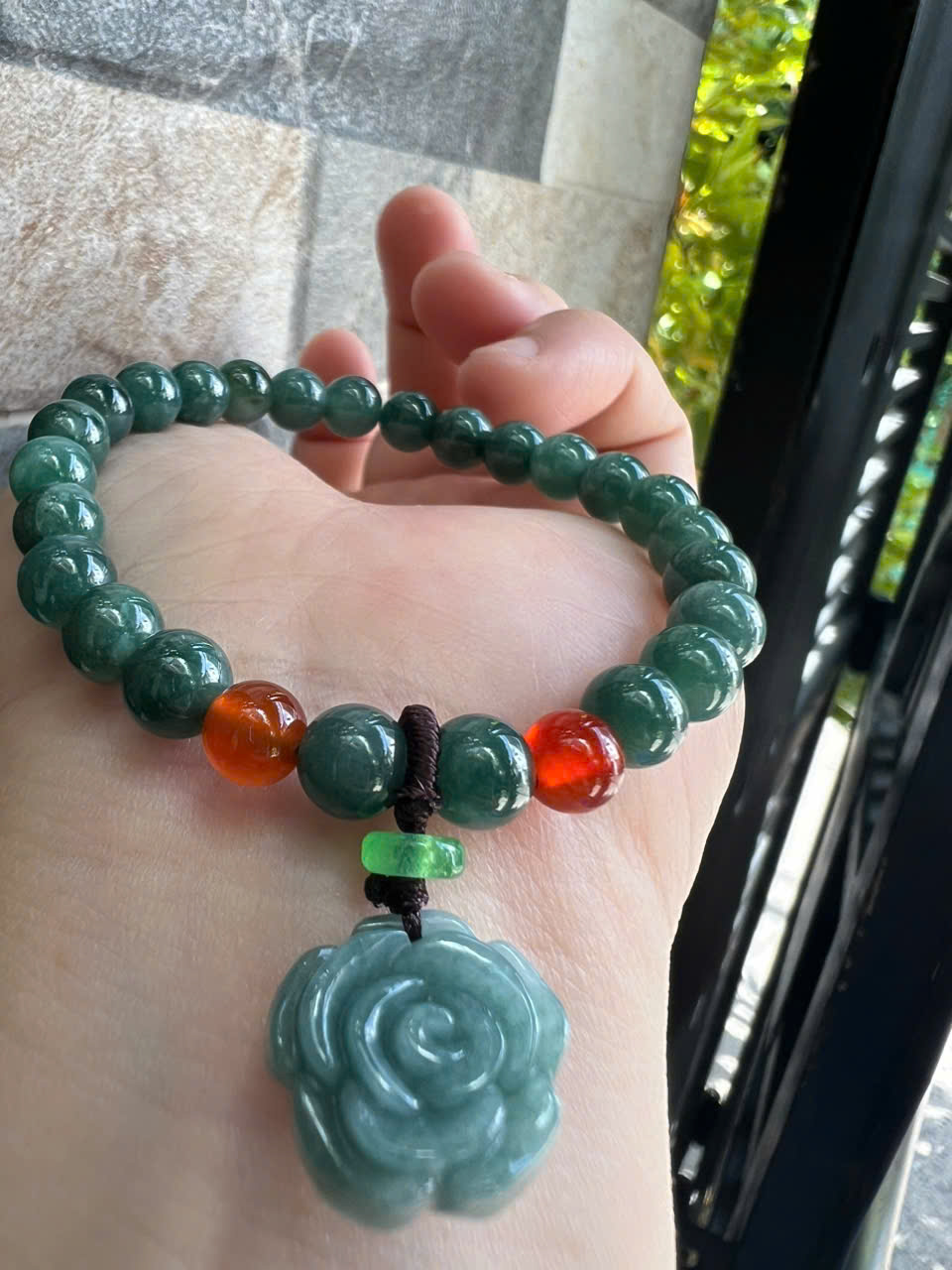Vòng Tay Chuỗi Nữ Đá Cẩm Thạch Xanh Lam Đậm Tự Nhiên Mix Bông Hồng rất là xinh đẹp size hạt 7mm các chị em nữ mệnh thủy mệnh mộc mệnh và hỏa đeo chuẩn hợp món quà tặng phụ nữ quà sinh nhật đẹp ý nghĩa rẻ đẹp ạ