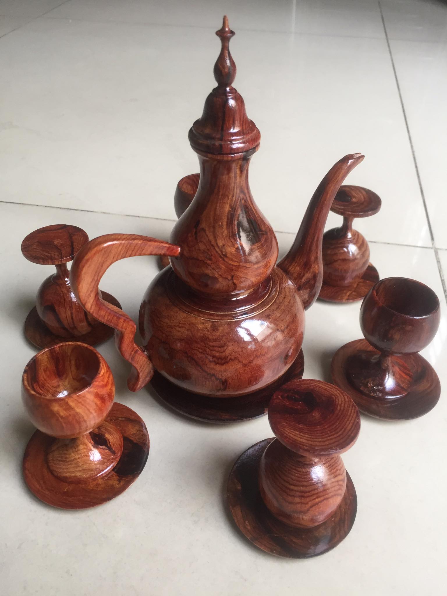 Bộ bình trà\rượu gỗ cẩm lại việt nam, gồm bình , tách và đĩa đi kèm