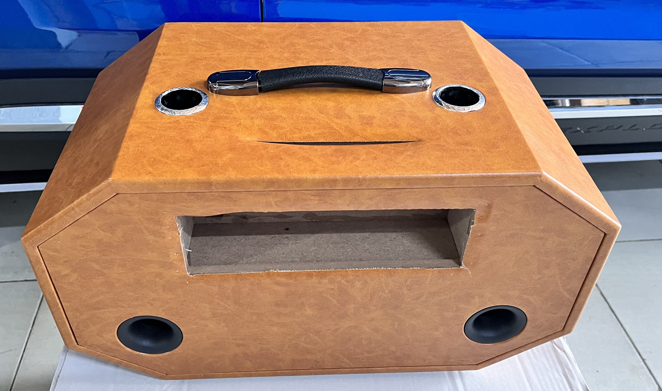VỎ THÙNG LOA KÉO XÁCH TAY 20 THÙNG BỌC DA CAO CẤP 2 LỖ CHÉP TRƯỚC 8 CM CÓ SẴN HỌNG, 2 LỖ CHÉP BÊN HÔNG 10 CM (HÀNG CHÍNH HÃNG)