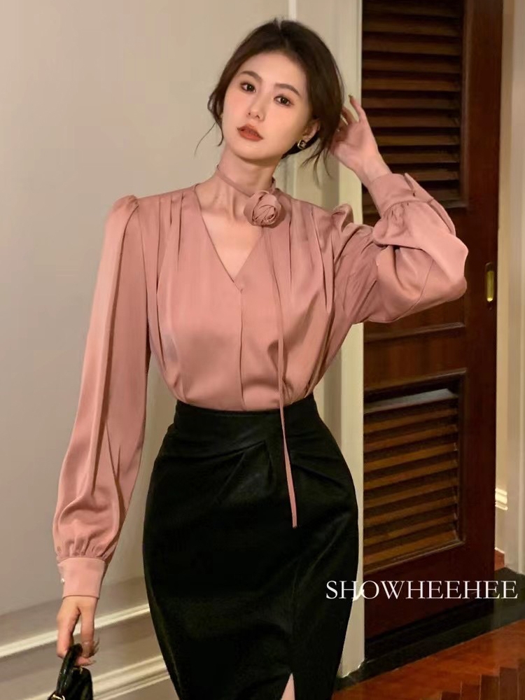 Áo Sơ Mi Kiểu Nữ Công Sở Phối Phụ Kiện quyến rũ Chất liệu satin dày dặn,mềm mịn,ko co giãn. Áo với 2 gam màu trung tính nhẹ nhàng,dễ dàng phối trang phục mà ko lo bị kén màu da. Thích hợp đi làm,đi chơi,đi tiệc(tùy theo kết hợp pk) nhé
