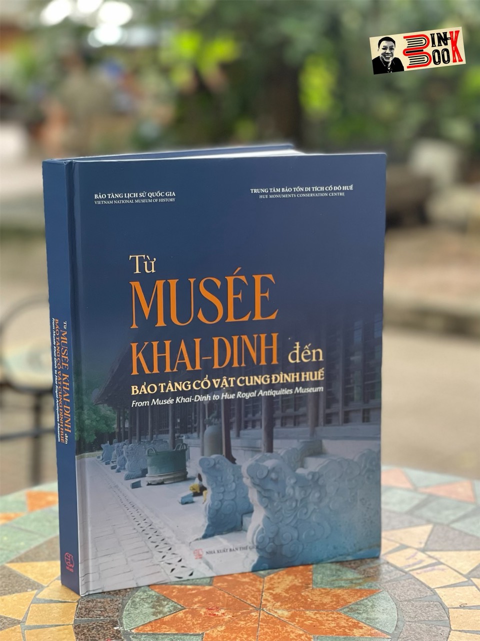 (Bìa cứng in màu toàn bộ) TỪ MUSÉE KHAI-DINH ĐẾN BẢO TÀNG CỔ VẬT CUNG ĐÌNH HUẾ – Bảo tàng Lịch sử Quốc Gia - Trung tâm bảo tồn Di tích cố đô Huế – NXB Thế Giới