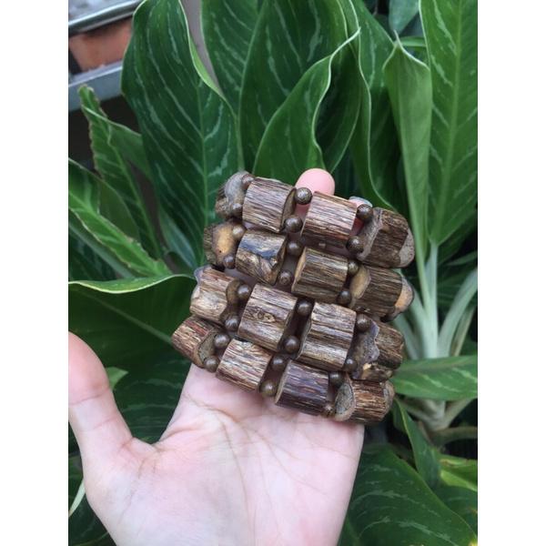 Lắc trầm hương sánh cành