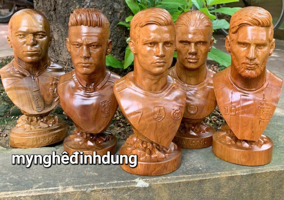 Điêu khắc chân dung Cristiano Ronado bằng gỗ hương đá đẹp long lanh cao 20x10x9cm