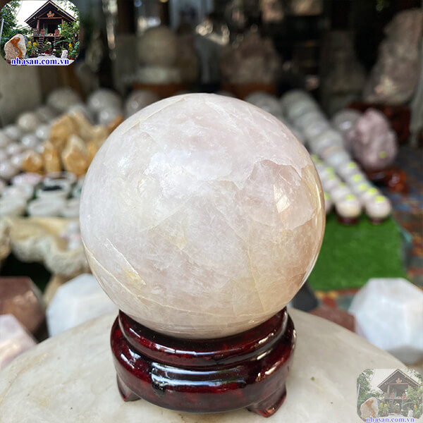 Quả cầu thạch anh hồng tự nhiên thu hút năng lượng tích cực 9.5cm-1.12kg-QC1025