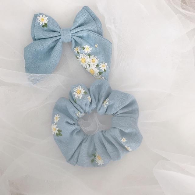 Nơ và scrunchies linen xanh da trời thêu cúc hoạ mi