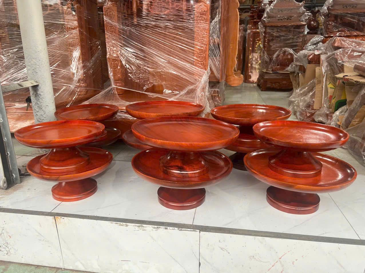 Mâm bồng.Mâm bồng. Đĩa đựng hoa quả thờ. Chất liệu gỗ xà cừ ,Dĩa gỗ có đế thờ đựng trái cây đĩa gỗ trưng bàn thờ - Nhiều cỡ