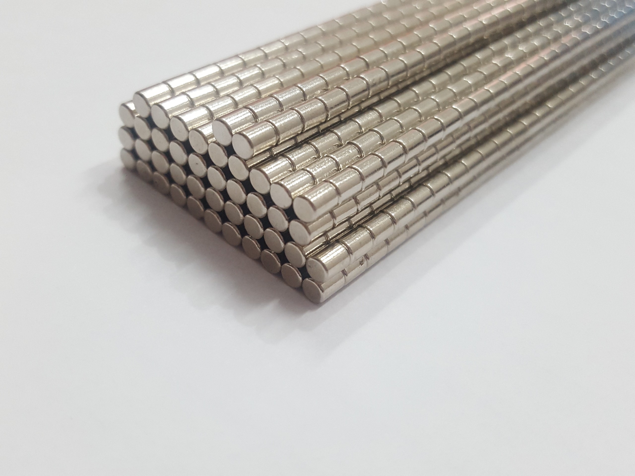 Nam châm trắng đất hiếm 3x4mm