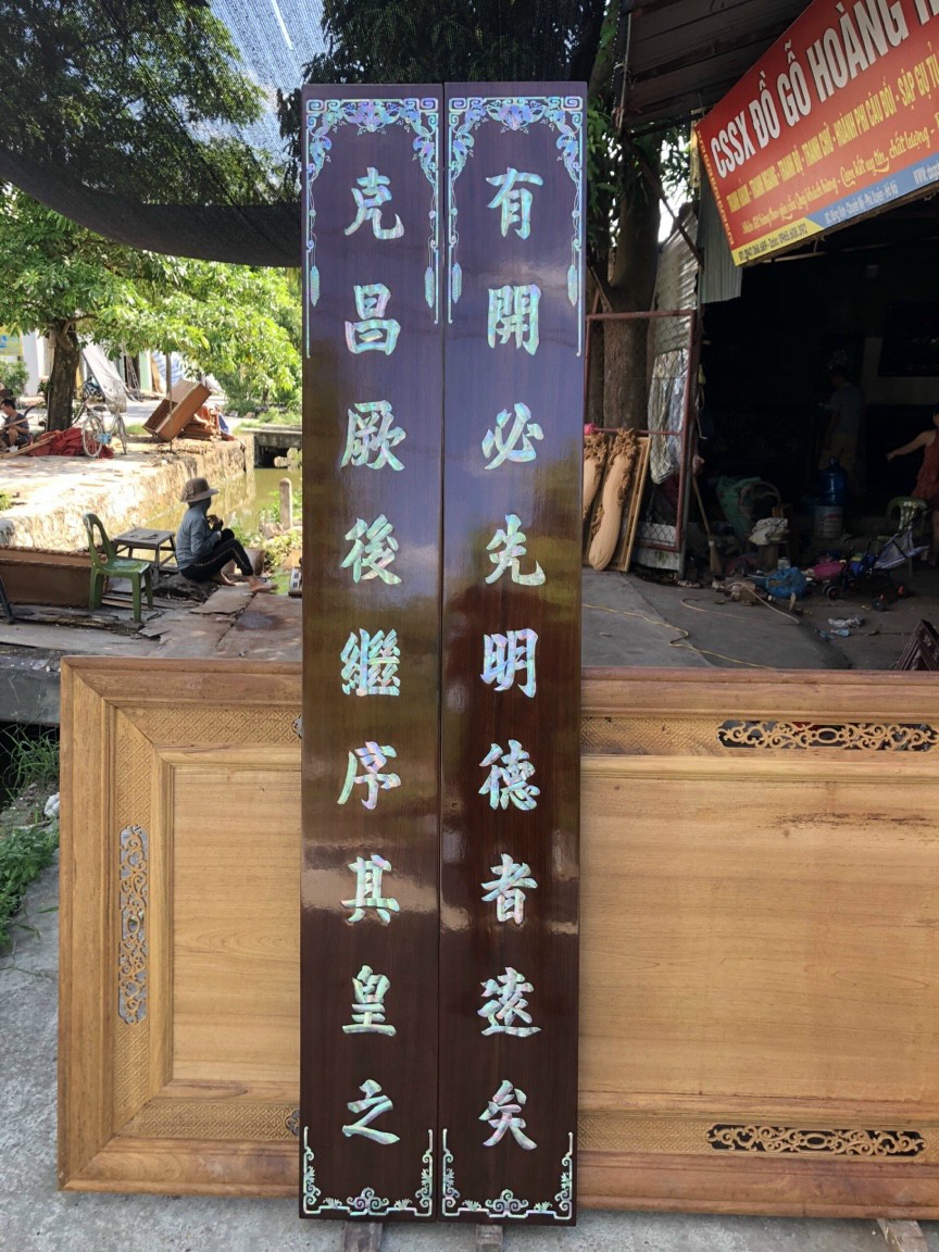 Bộ hoành phi câu đối bằng gỗ gụ kết hợp với khảm ốc đỏ singgapore làm mầu mận chín giả cổ