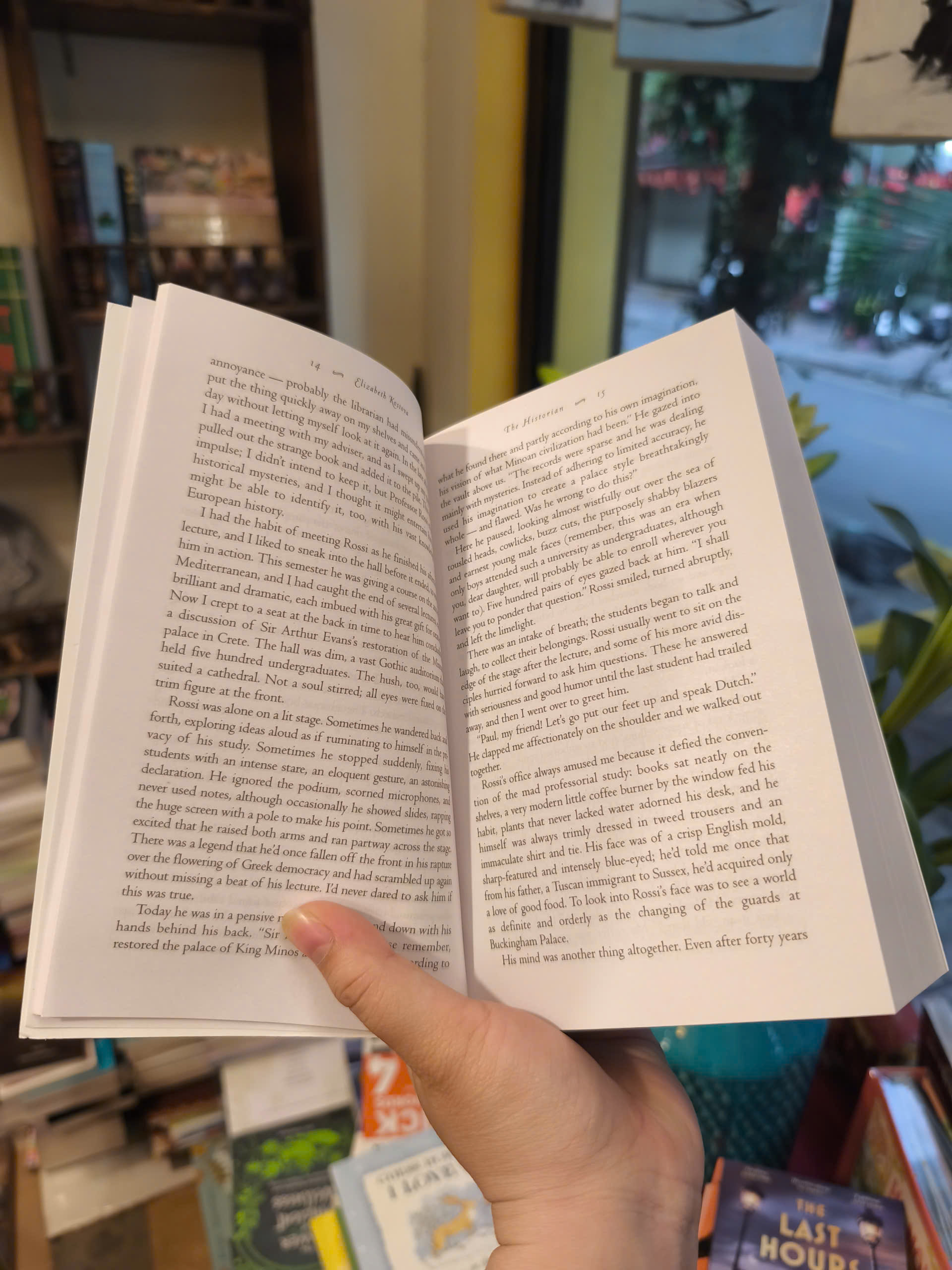 Sách - The Historian by Elizabeth Kostova | Historical Fiction / Fantasy / Văn học Lịch sử Nhập khẩu