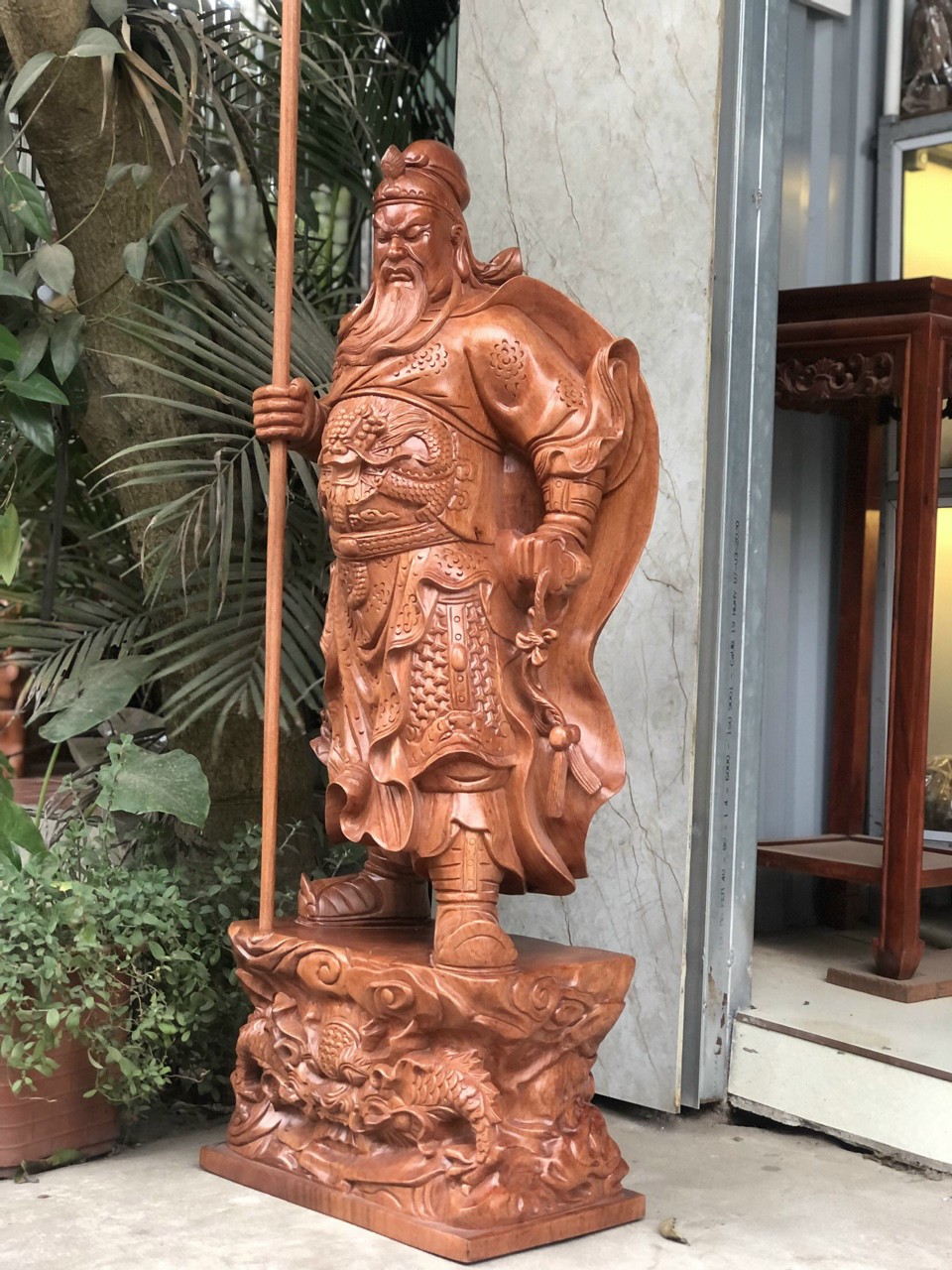 Tượng quan công trấn ải đứng trên đầu hổ phù bằng gỗ hương đá kt cao 100×37×24cm