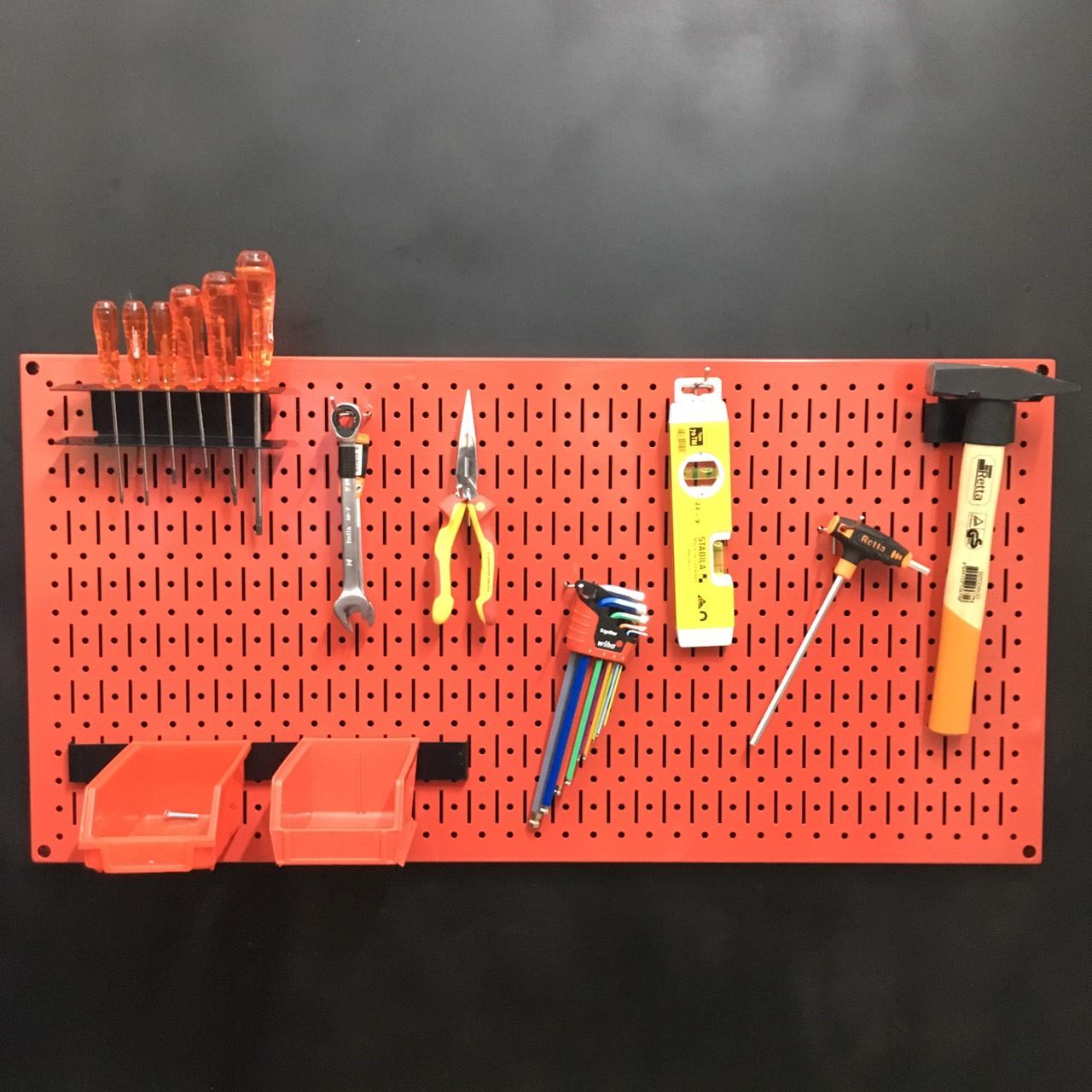 Vách lưới pegboard treo tường màu Đỏ + Phụ kiện