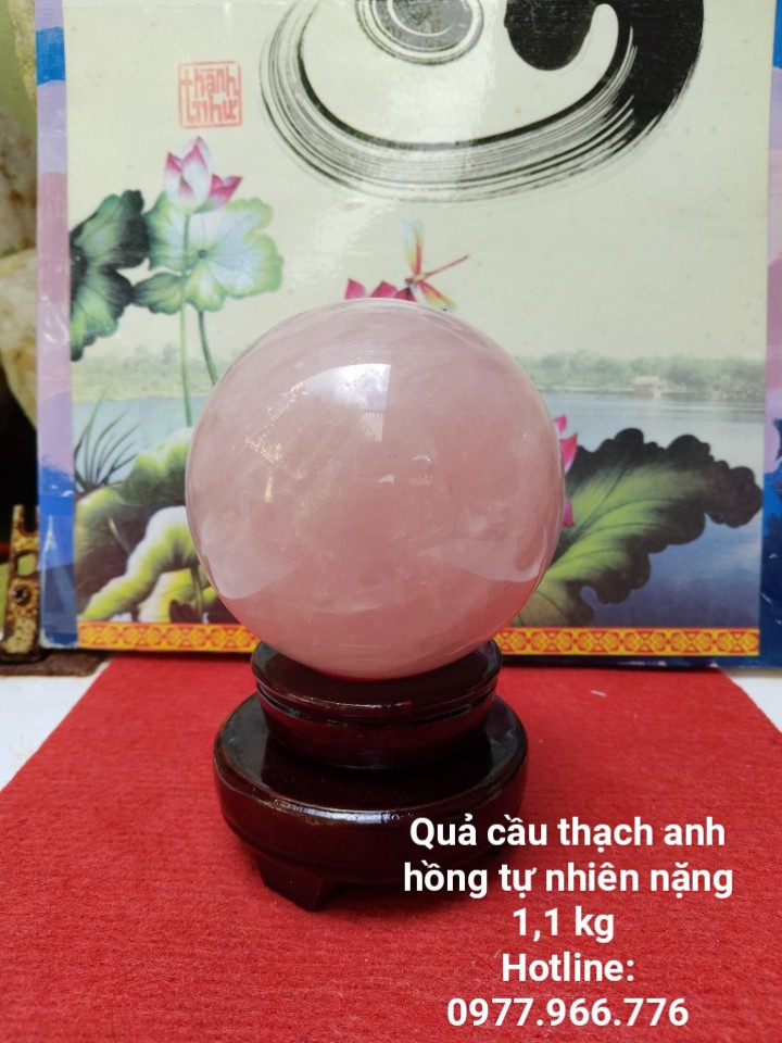 Quả Cầu Đá Thach Anh Hồng Phong Thủy Có Tặng Kèm Đế Gỗ Xoay (1,1 kg)