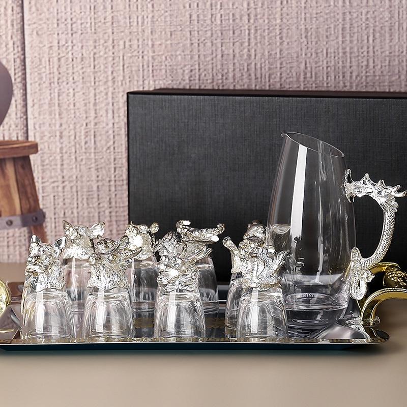 Bộ chén thủy tinh hình 12 con giáp đựng trong va li màu đen