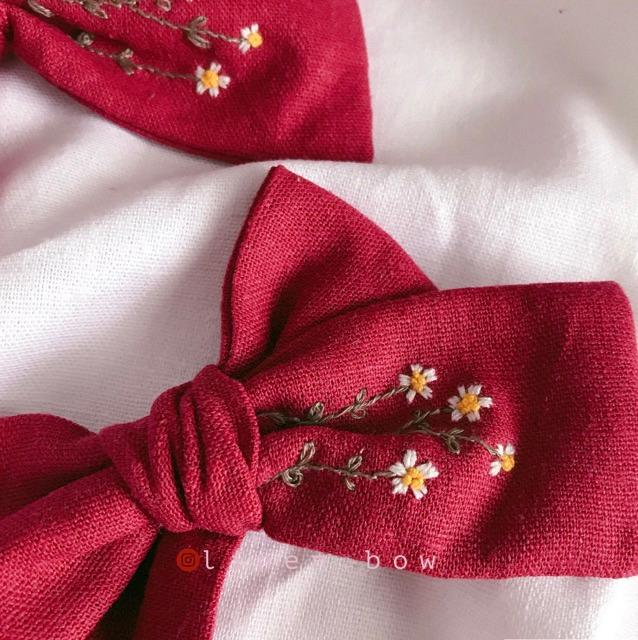 Nơ linen đỏ đô thêu hoa cúc