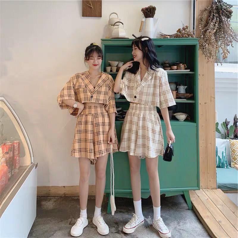 Áo áo kẻ và quần kẻ cạp cao phong cách hàn quốc