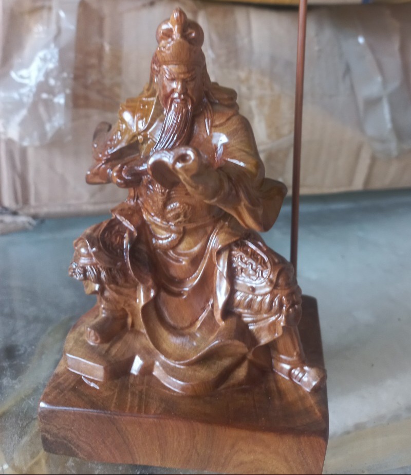 Tượng quan công đọc sách bằng gỗ bách xanh kt cao 15×10×5cm