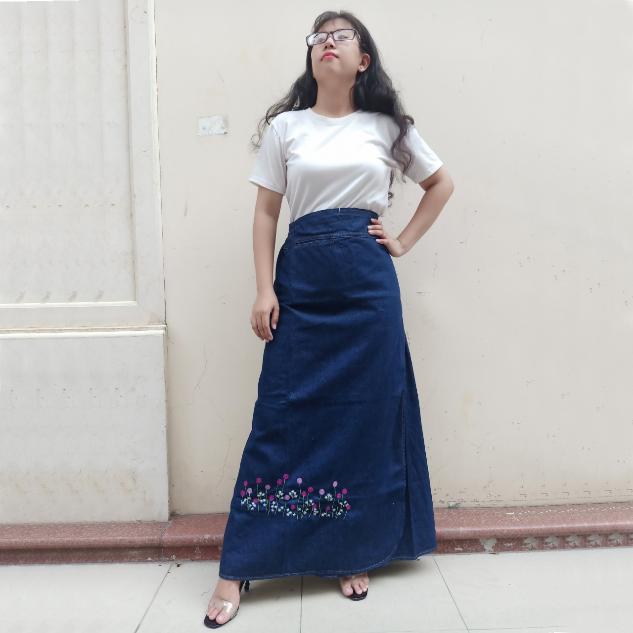 Váy Chống Nắng Xẻ Tà Loại Tốt Vải Jean Cao Cấp Có Thể Chống Được Tia UV Tới 100% Được Thêu Họa Tiết Hoa Trinh Nữ Tím Cùng Với Dàn Nút Bấm Bằng Kim Loại Không Gỉ Rất Chắc Chắn