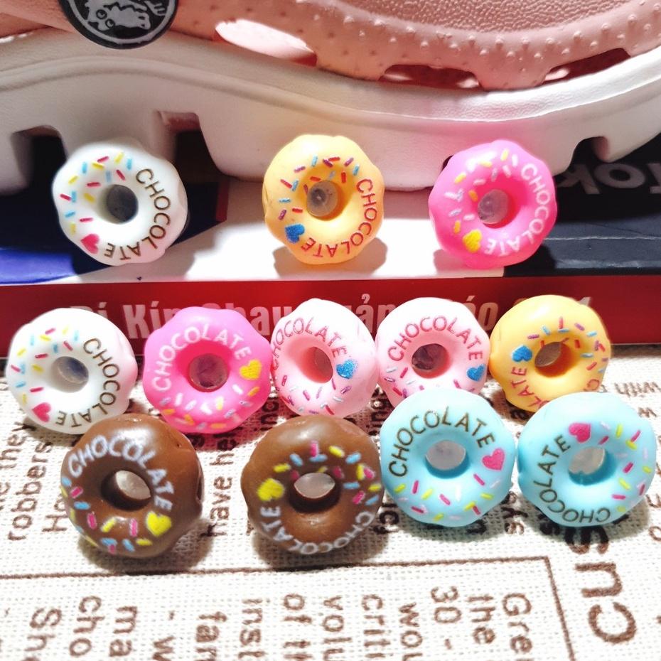 Nút gắn hkdesign/ phụ kiện trang trí mô hình BÁNH Donut có chữ - loại đá cứng gắn sục kids