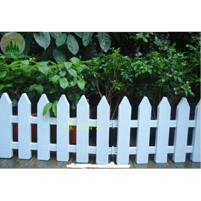 Hàng rào nhựa to cao 28 cm .rộng 24 cm