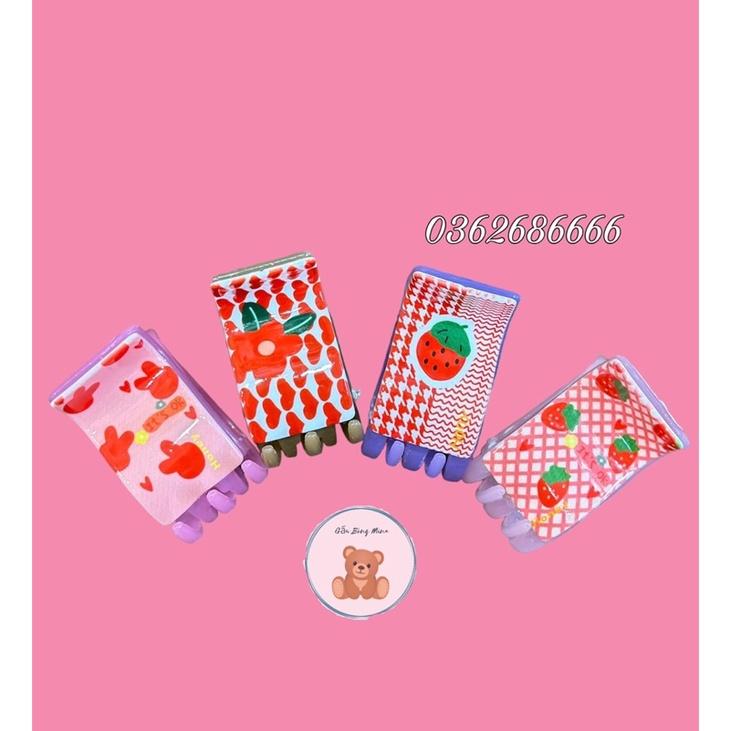 Kẹp Càng Cua 5 Răng Hoạ Tiết Gấu Dâu Lotso Dễ Thương