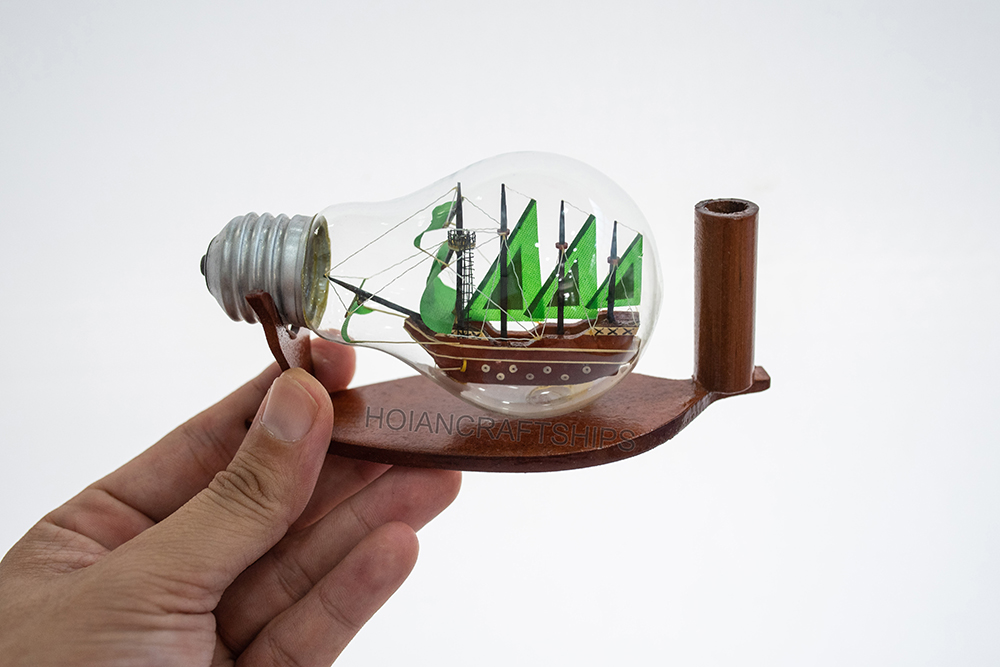 Thuyền gỗ handmade trong bóng đèn