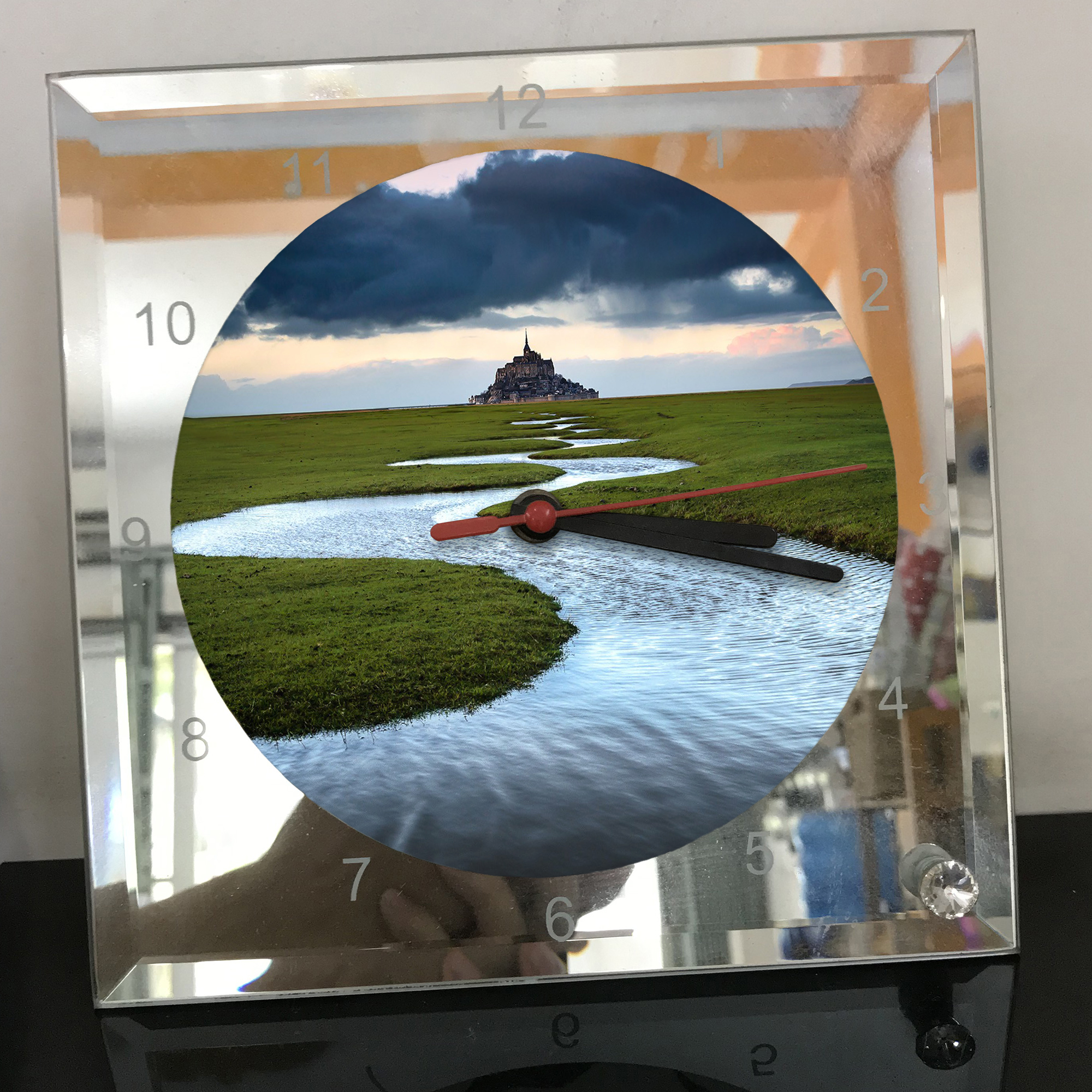 Đồng hồ thủy tinh vuông 20x20 in hình tu viện Mont Saint-Michel (7) . Đồng hồ thủy tinh để bàn trang trí đẹp chủ đề tôn giáo