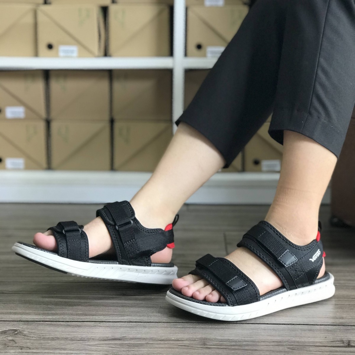 Giày sandal nữ siêu nhẹ hiệu Vento thích hợp mang đi học NB81B