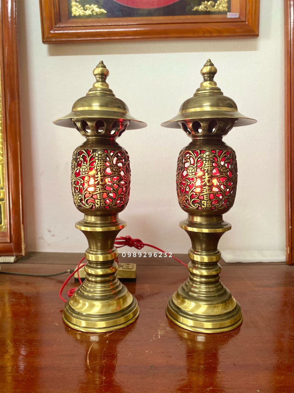 Đôi đèn thờ cắm điện bằng đồng vàng cao 45cm màu 2 công nghệ