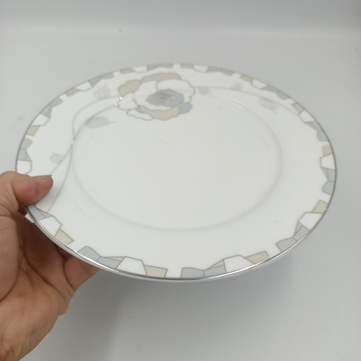 Đĩa Sứ Long Phương Hoa Hồng Đen Kích Thước 23 CM Cao Cấp