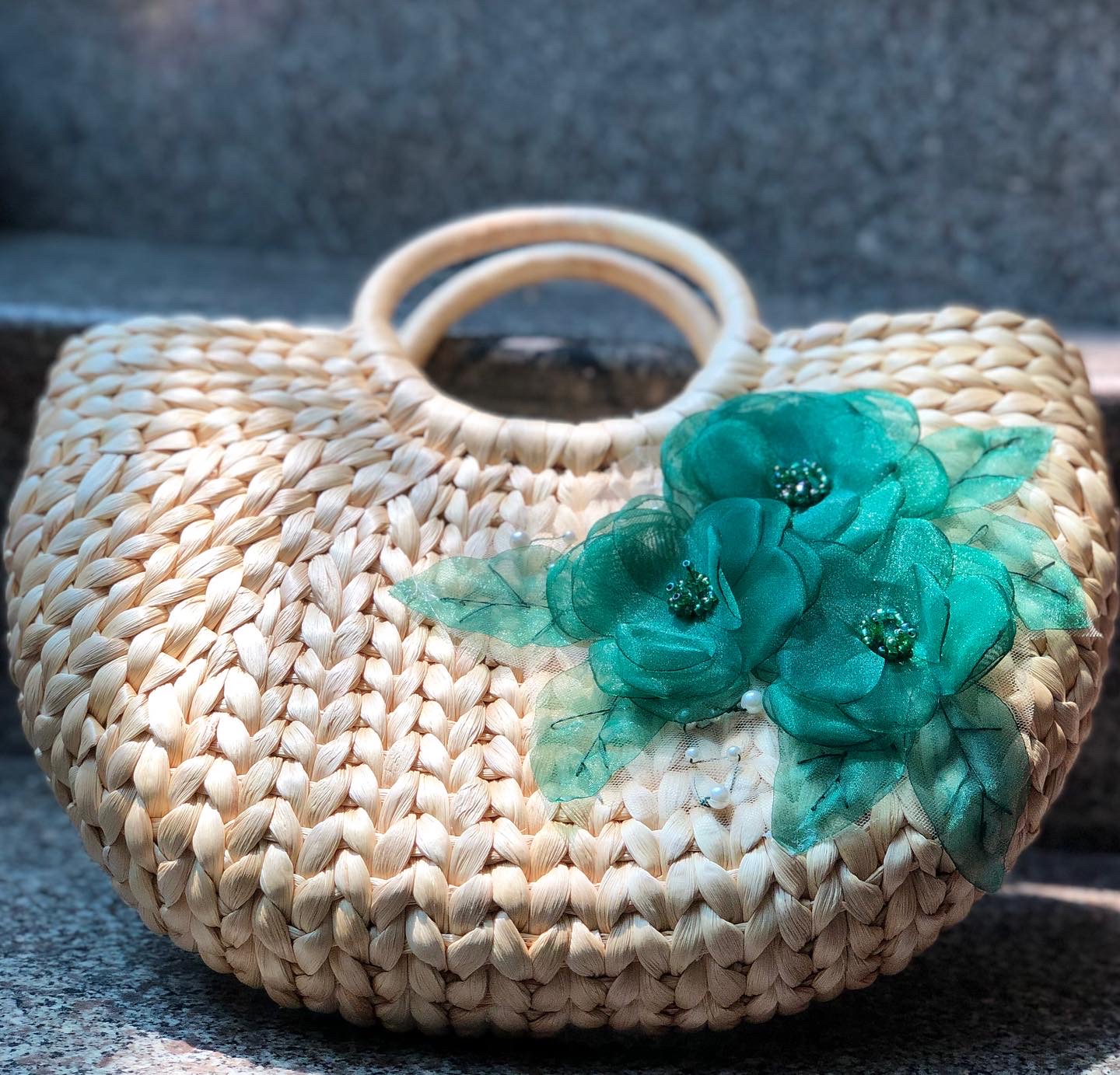 Túi cói đi biển, túi cói handmade, trang trí hoa voan xanh kết cườm