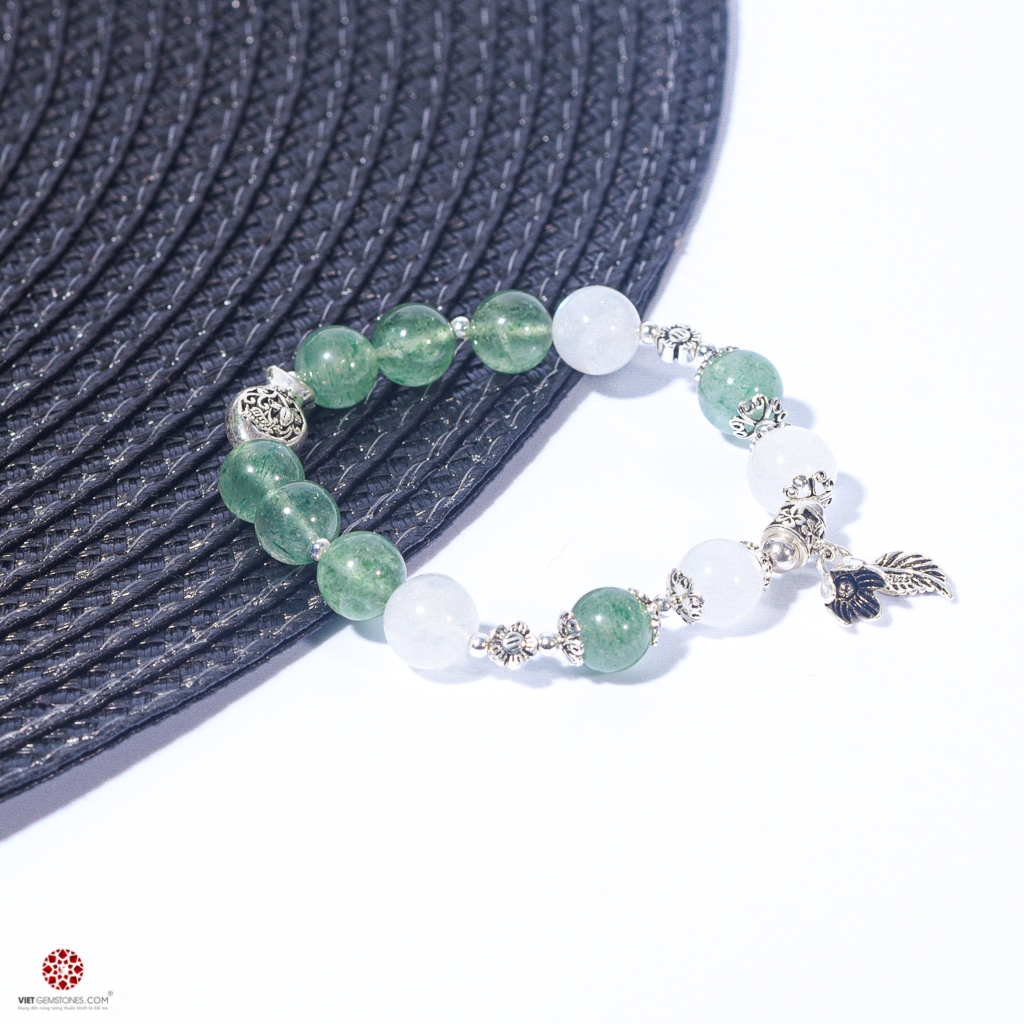 Vòng tay Thạch anh dâu xanh phối Moonstone và charm bạc - Hợp mệnh Mộc, Hỏa, đem lại may mắn, bình an | VietGemstones