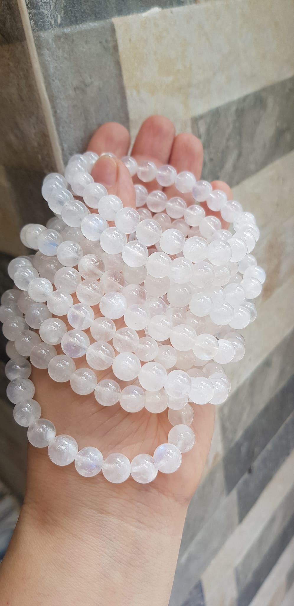 Vòng tay phong thuỷ may mắn moon trắng tự nhiên 8mm hay đá ánh trăng trắng trong bóng đẹp size vòng hạt 8mm màu trắng trong sáng tươi đẹp chuẩn hợp nữ mệnh kim mệnh thuỷ đeo ạ