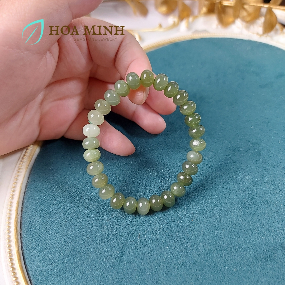 Vòng tay Ngọc Hòa Điền kiểu bánh xe xanh trong đậm size 7.9 li bóng bẩy cực VIP không kén mệnh