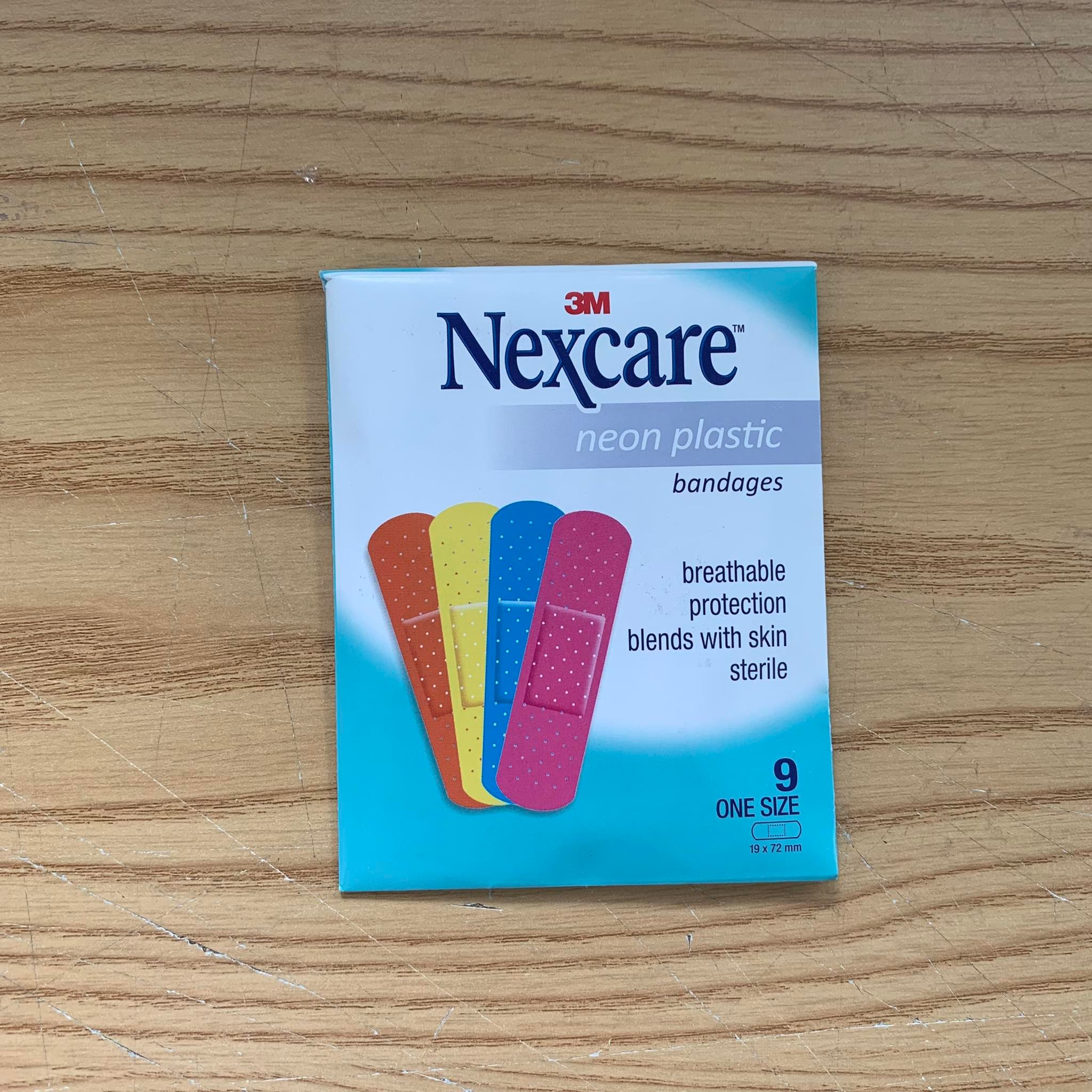 Hộp băng Keo Cá Nhân 3M Nexcare Neon, 9 Miếng/Gói, 10 Gói/Hộp, sản xuất tại Thái Lan