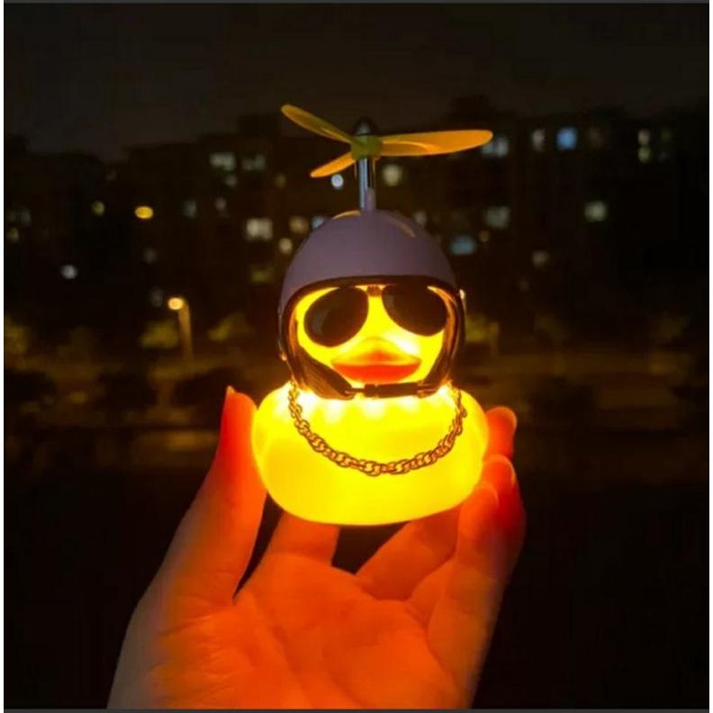 Chú vịt vàng xã hội đen đội mũ bảo hiểm trang trí xe hơi xe máy ,xe đạp