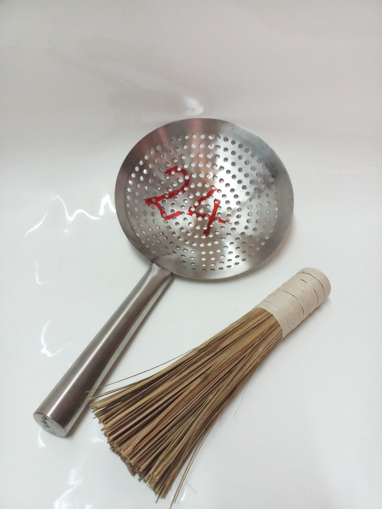 COMBO 1 VỢT LỔ INOX CÁN INOX VỚT XƯƠNG,RAU CỦ VỚT ĐỒ CHIÊN+ 1 CHỔI TRE CỌ RỬA CHẢO.