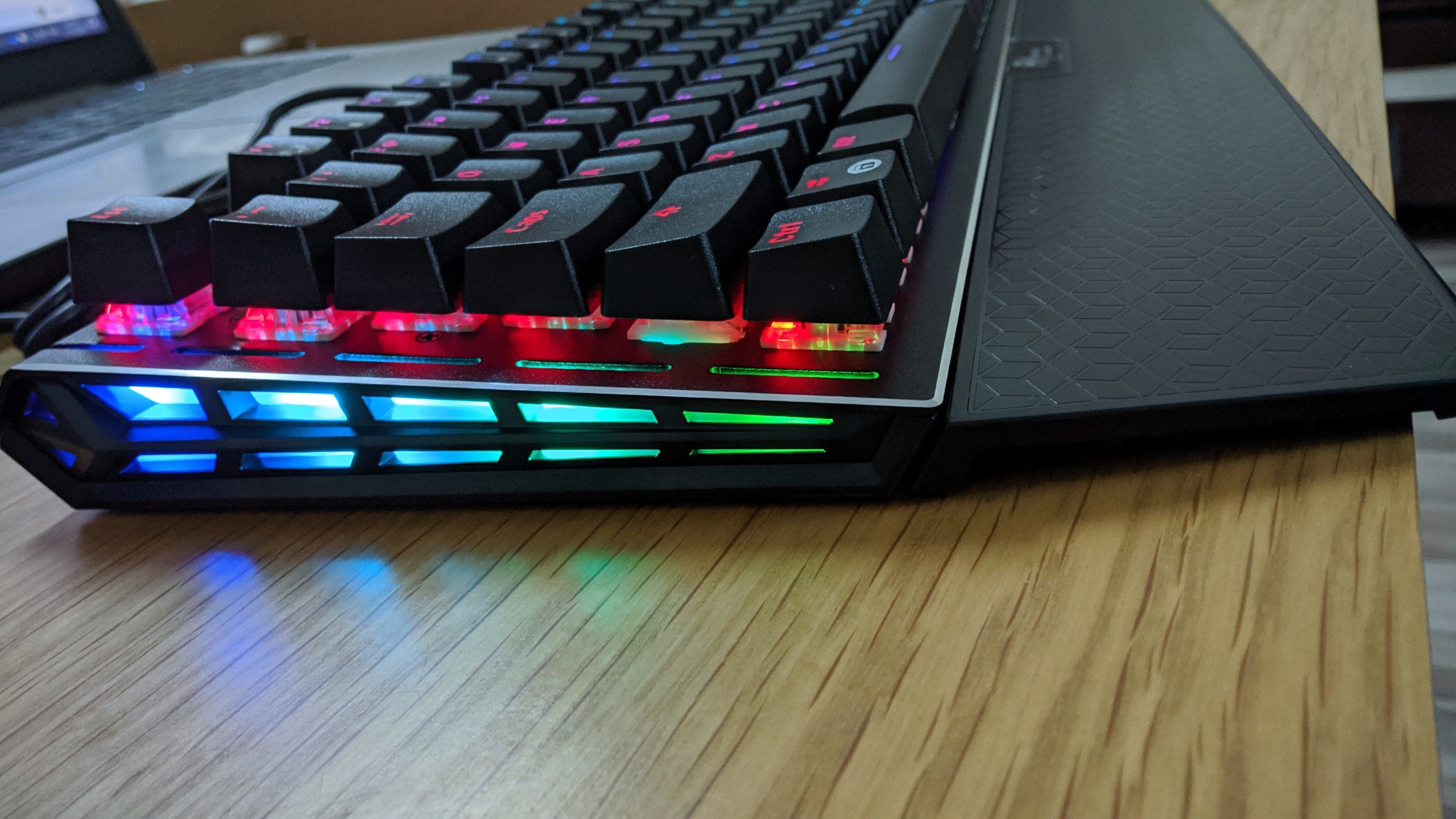 Bàn phím cơ Gaming RK Phantom RGB - CHÍNH HÃNG Royal Kludge. Có dây, full size 104 phím, có kê tay.